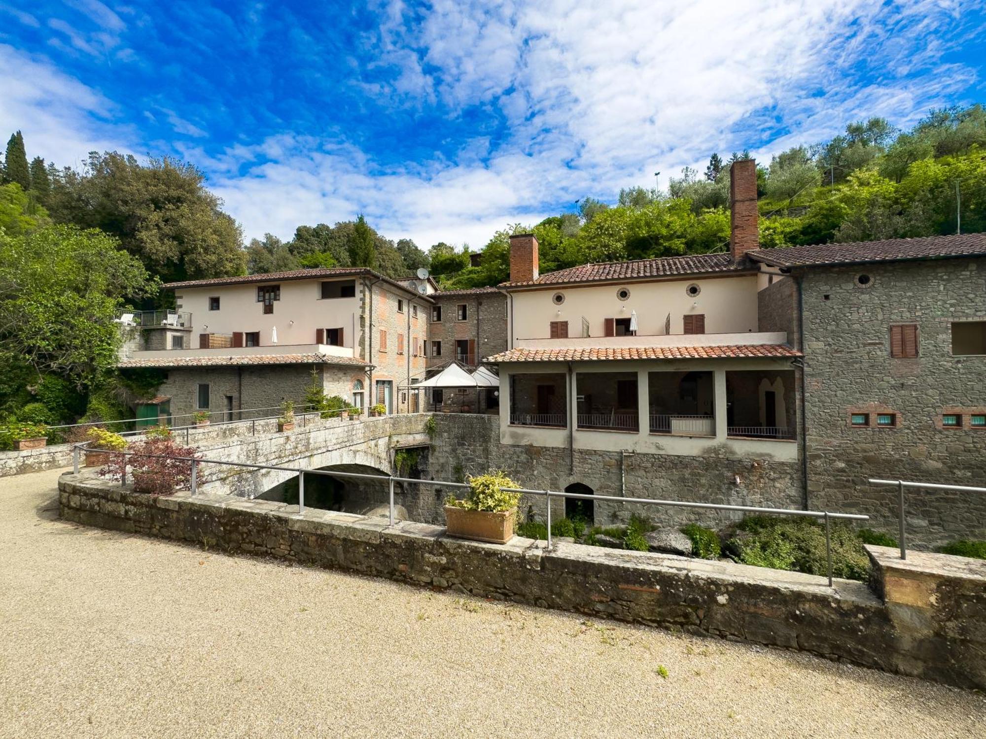 La Ferriera Exclusive Resort - Pool & Waterfall Loro Ciuffenna Exterior photo